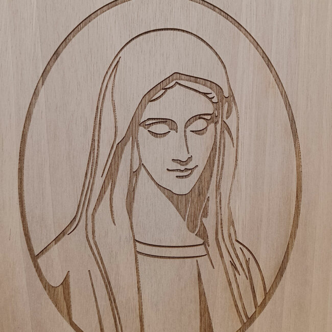 urna per cremazione in legno chiaro con incisa l'immagine della madonna