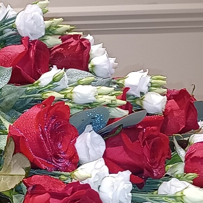 rose rosse e lisiantum per funerale