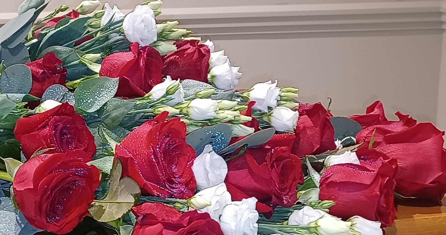rose rosse e lisiantum per funerale