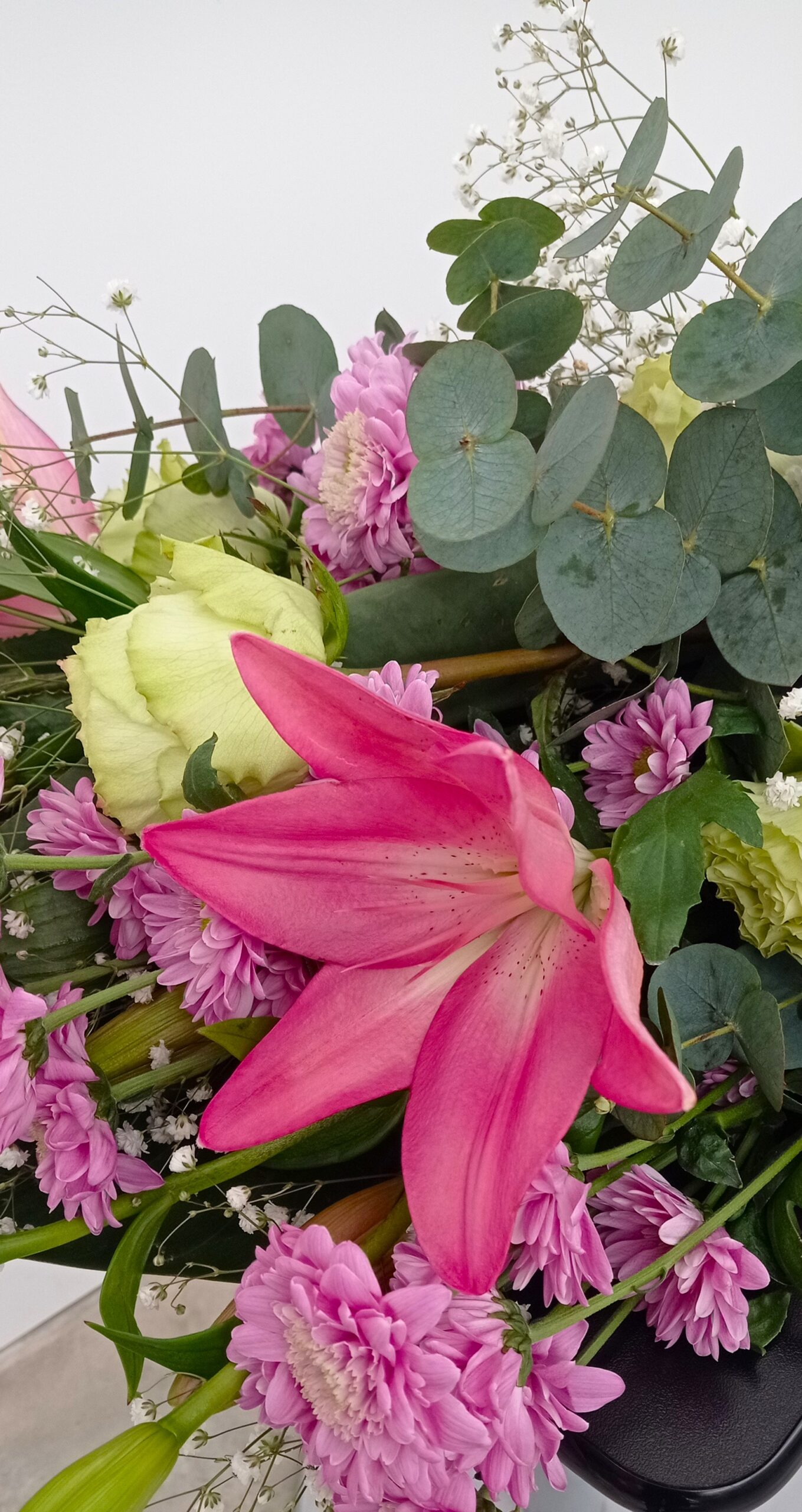 mazzo di fiori fucsia per cerimonia funebre con rose, gigli e ranuncoli