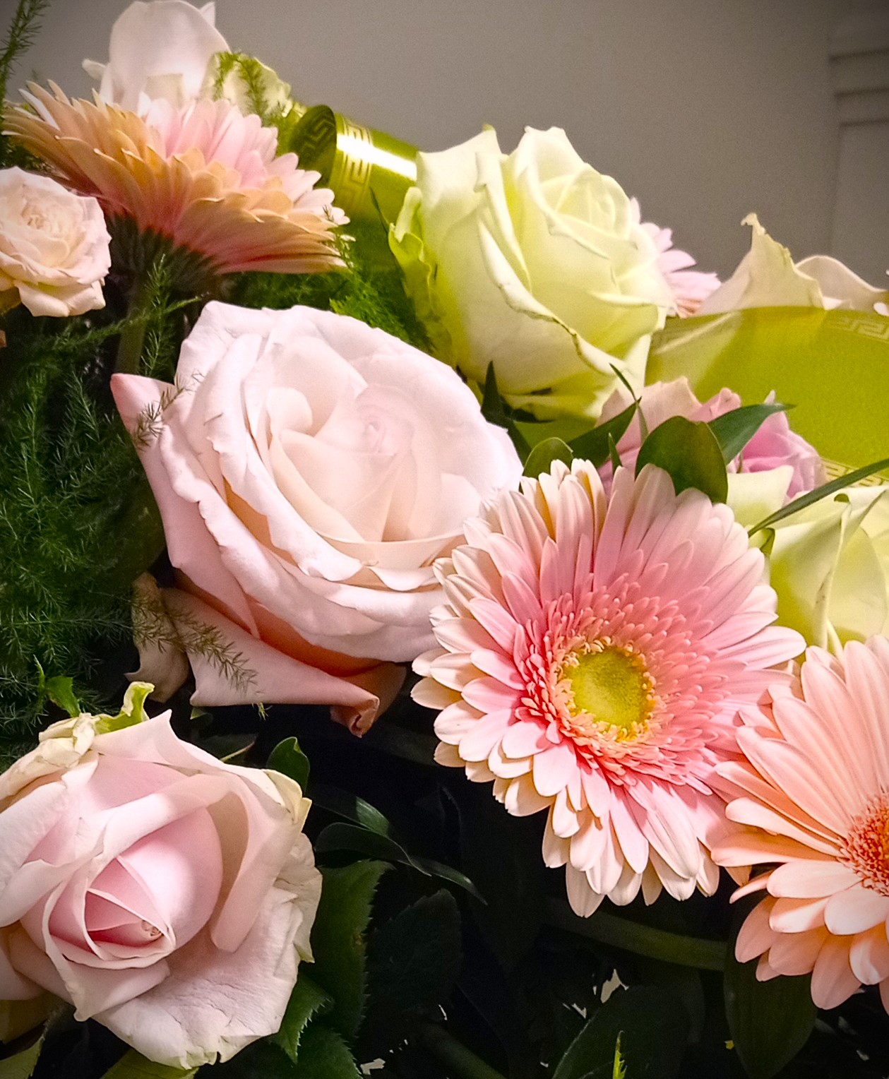 corona di fiori per cerimonia funebre con fiori rosa e gialli come gerbere e rose