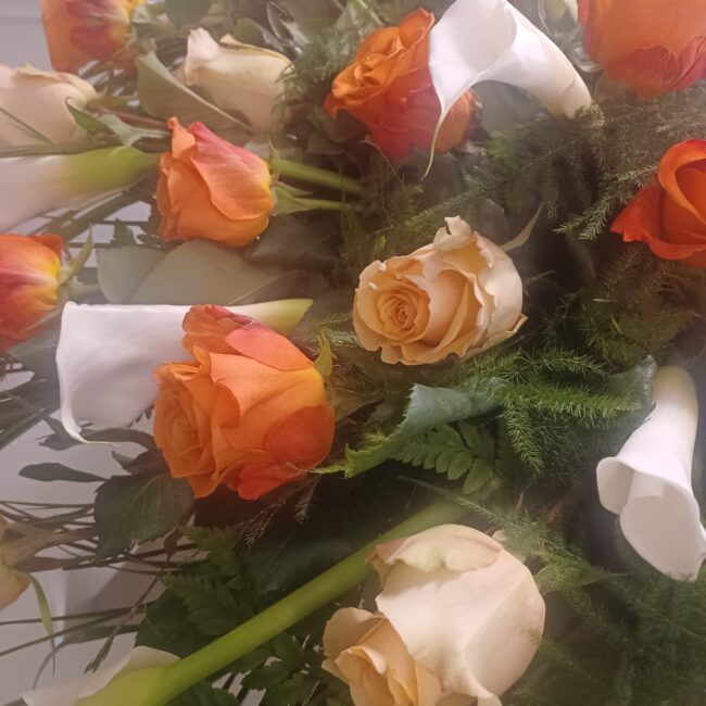 mazzo di rose arancioni con calle bianche