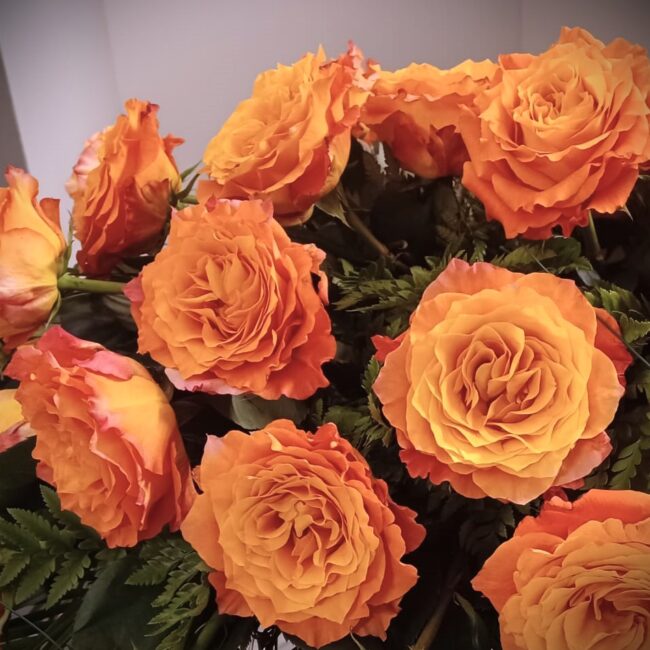 rose arancioni in un grande mazzo