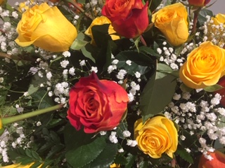 mazzo di rose rosse e gialle con velo da sposa