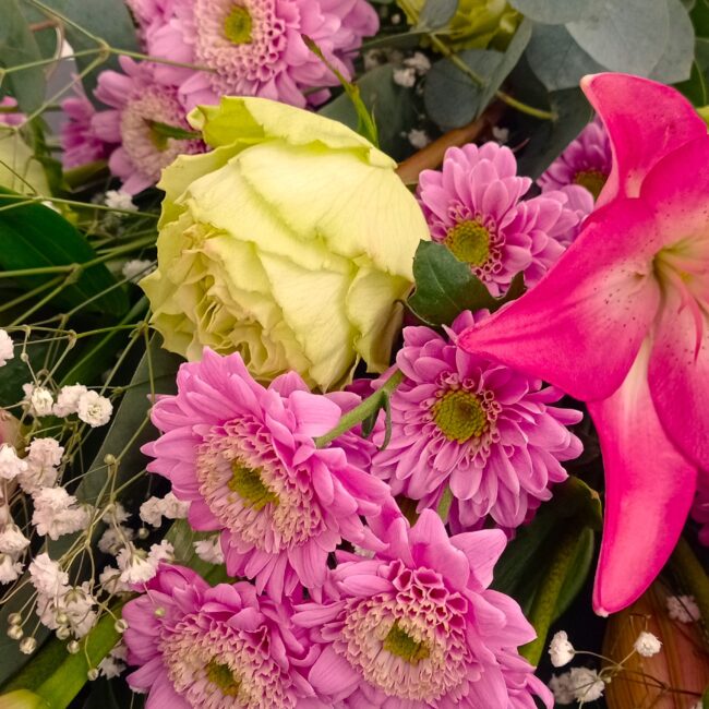 fiori per composizione funebre dai colori rosa, fucsia e giallo