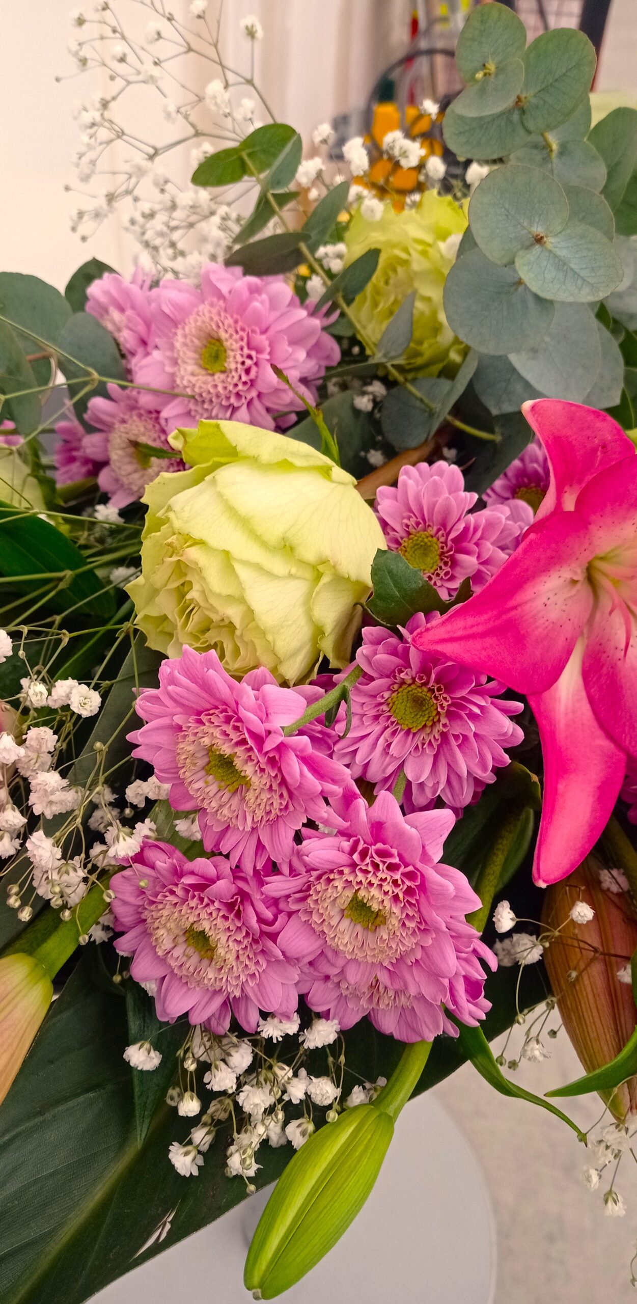 fiori per composizione funebre dai colori rosa, fucsia e giallo