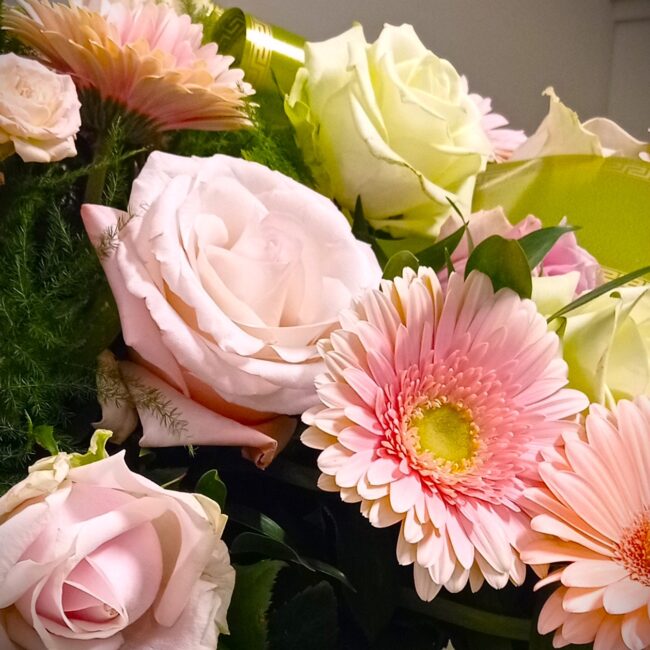 fiori rosa e arancione su una corona di fiori