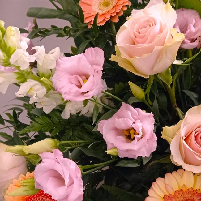fiori per corona funebre di colore rosa, bianco e arancione