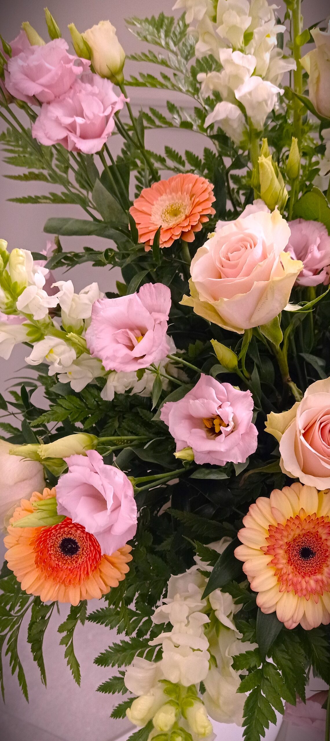 fiori per corona funebre di colore rosa, bianco e arancione