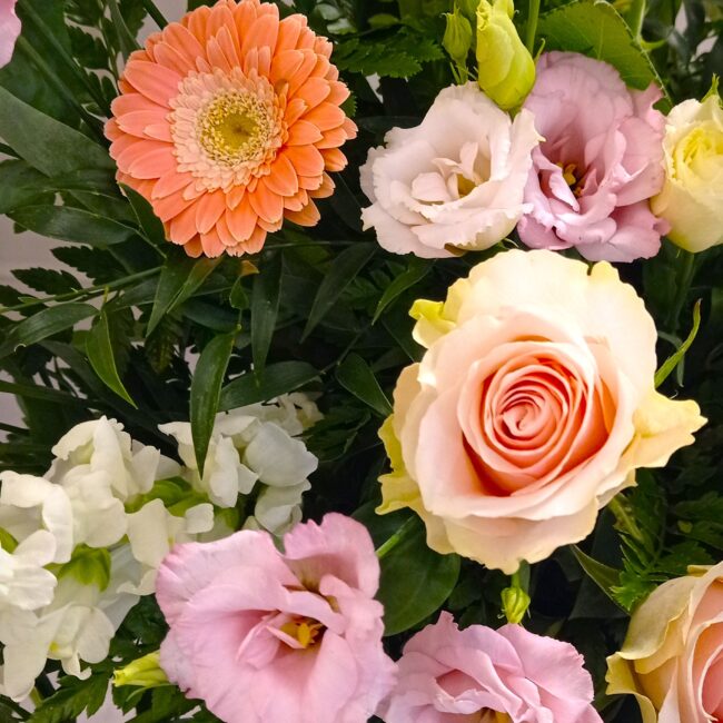 mazzo di fiori misti bianchi, rosa e arancione