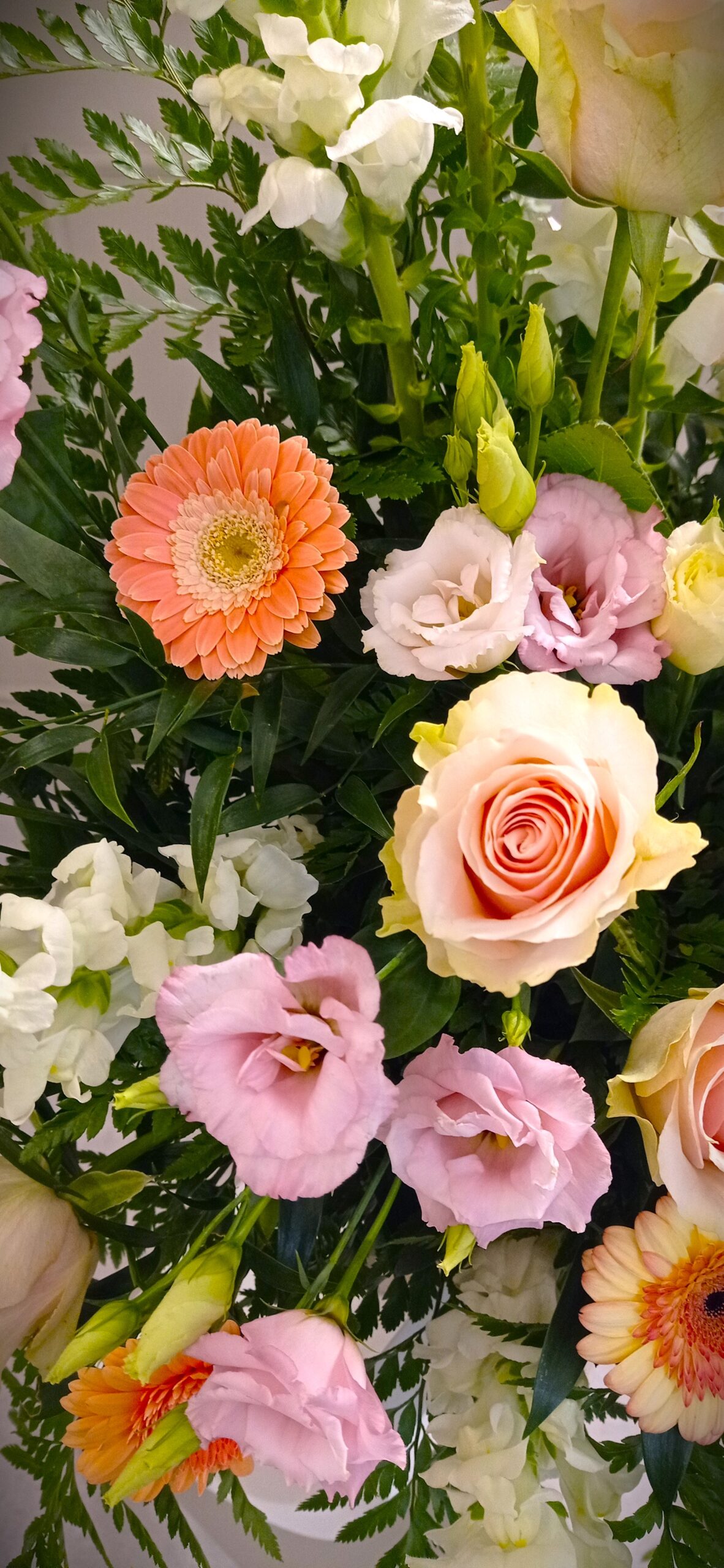 mazzo di fiori misti bianchi, rosa e arancione