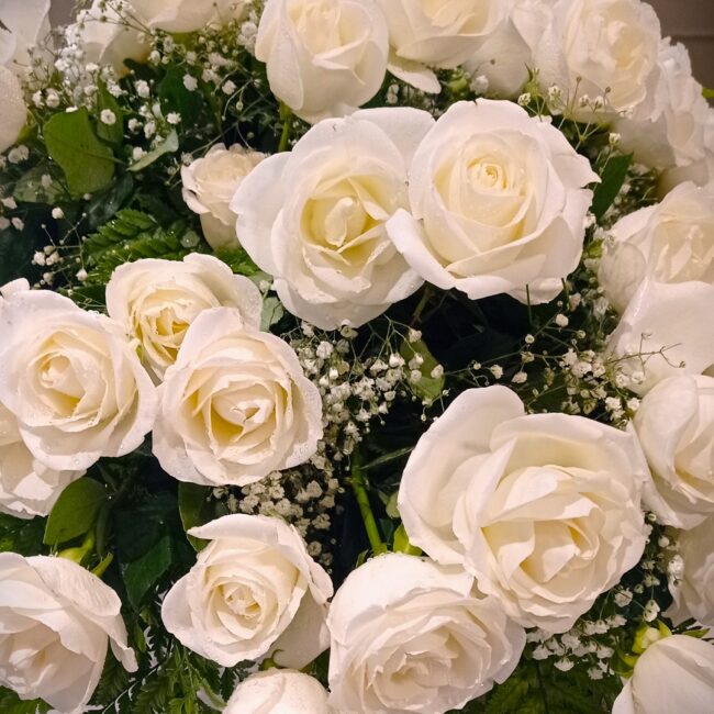 composizione di rose bianche e gypsophila