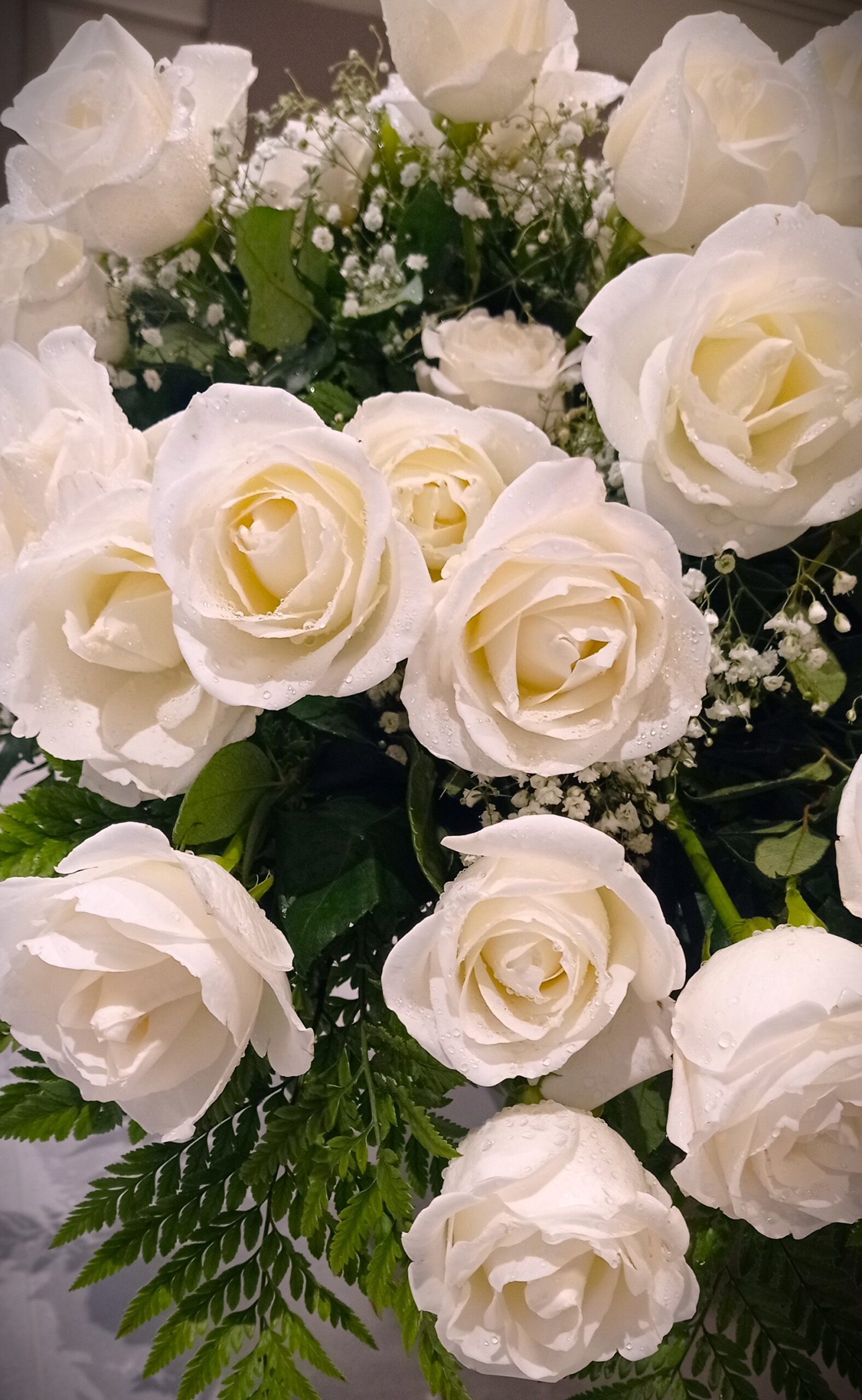 mazzo di fiori rose bianche