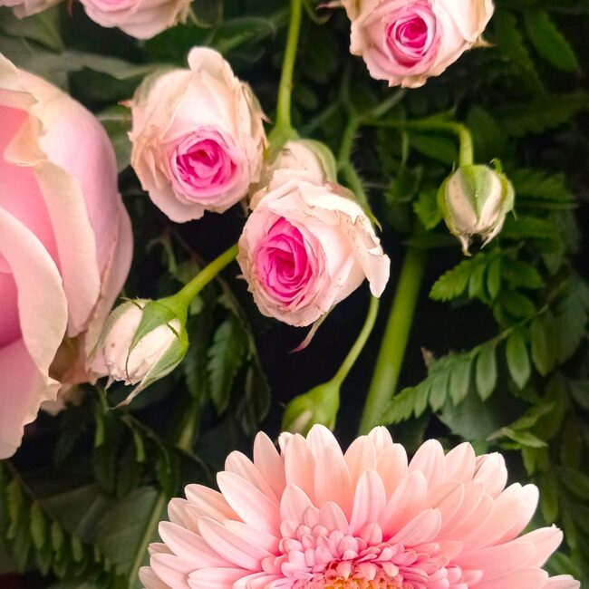 mazzo di fiori rosa con sfumature bianche per funerale