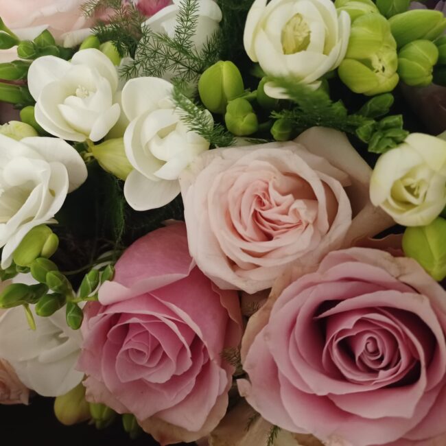 mazzo di fiori rosa e bianche per corona funebre