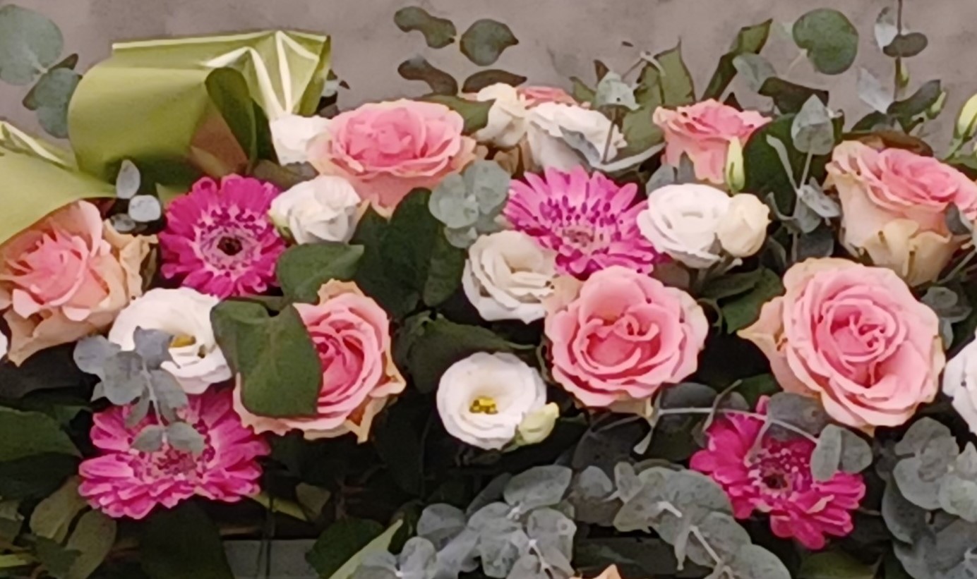 mazzo di rose rosa e bianche in una corona funebre