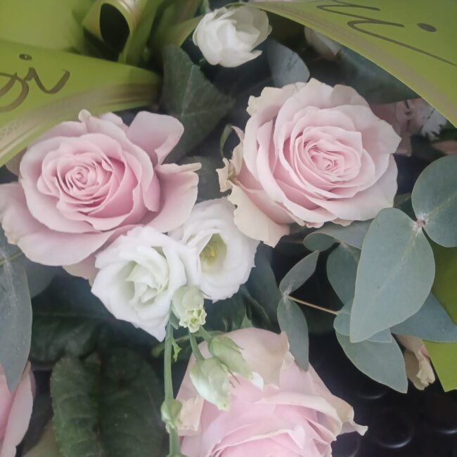 particolare rose rosa e lisiantum su una corona di fiori funebre