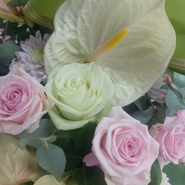 anthurium e rose bianche e rosa per composizione funebre