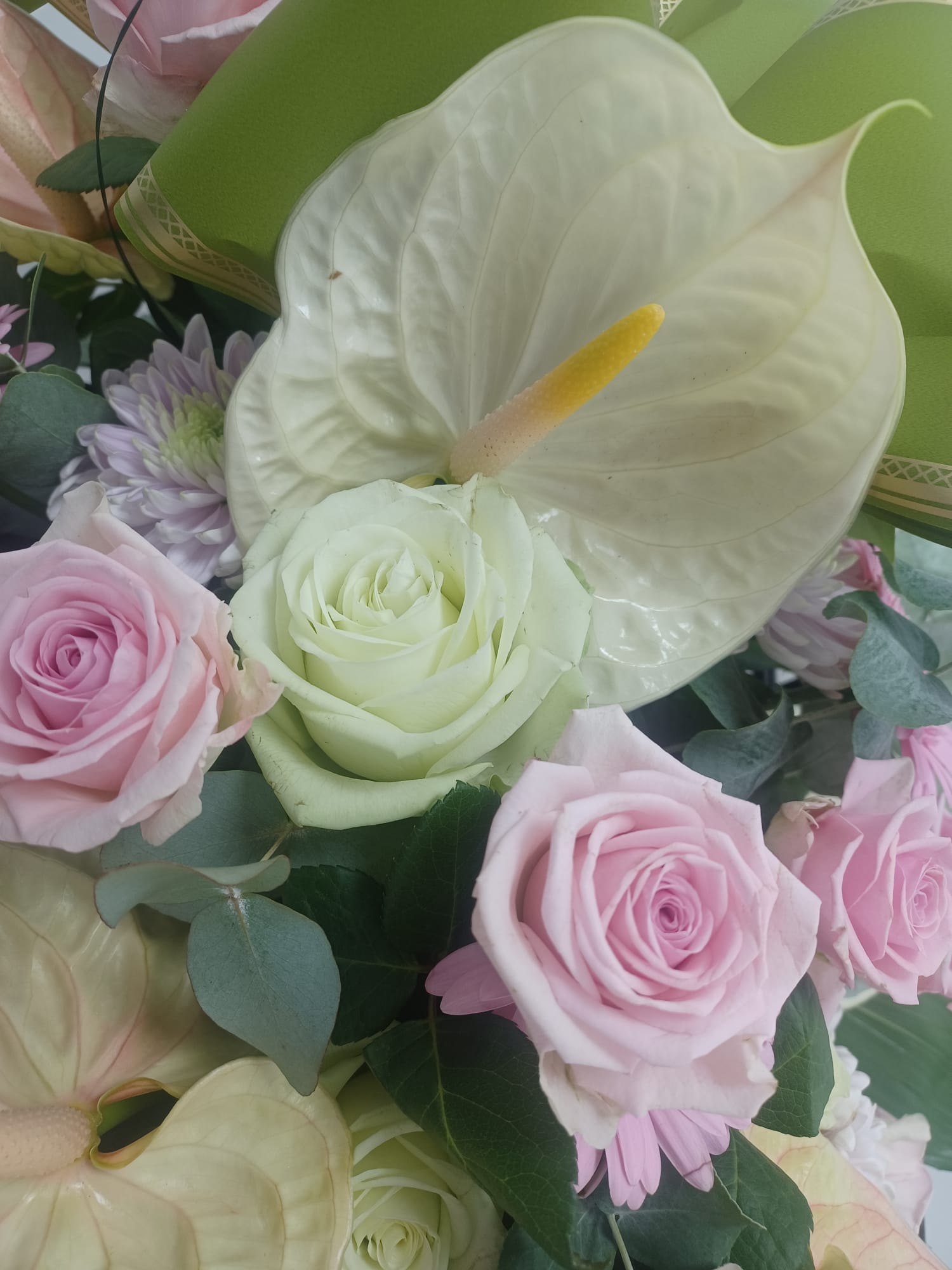 anthurium e rose bianche e rosa per composizione funebre