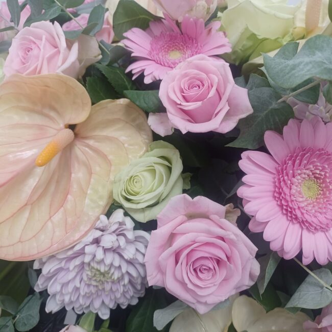 composizione di fiori con anthurium, gerbere e rose