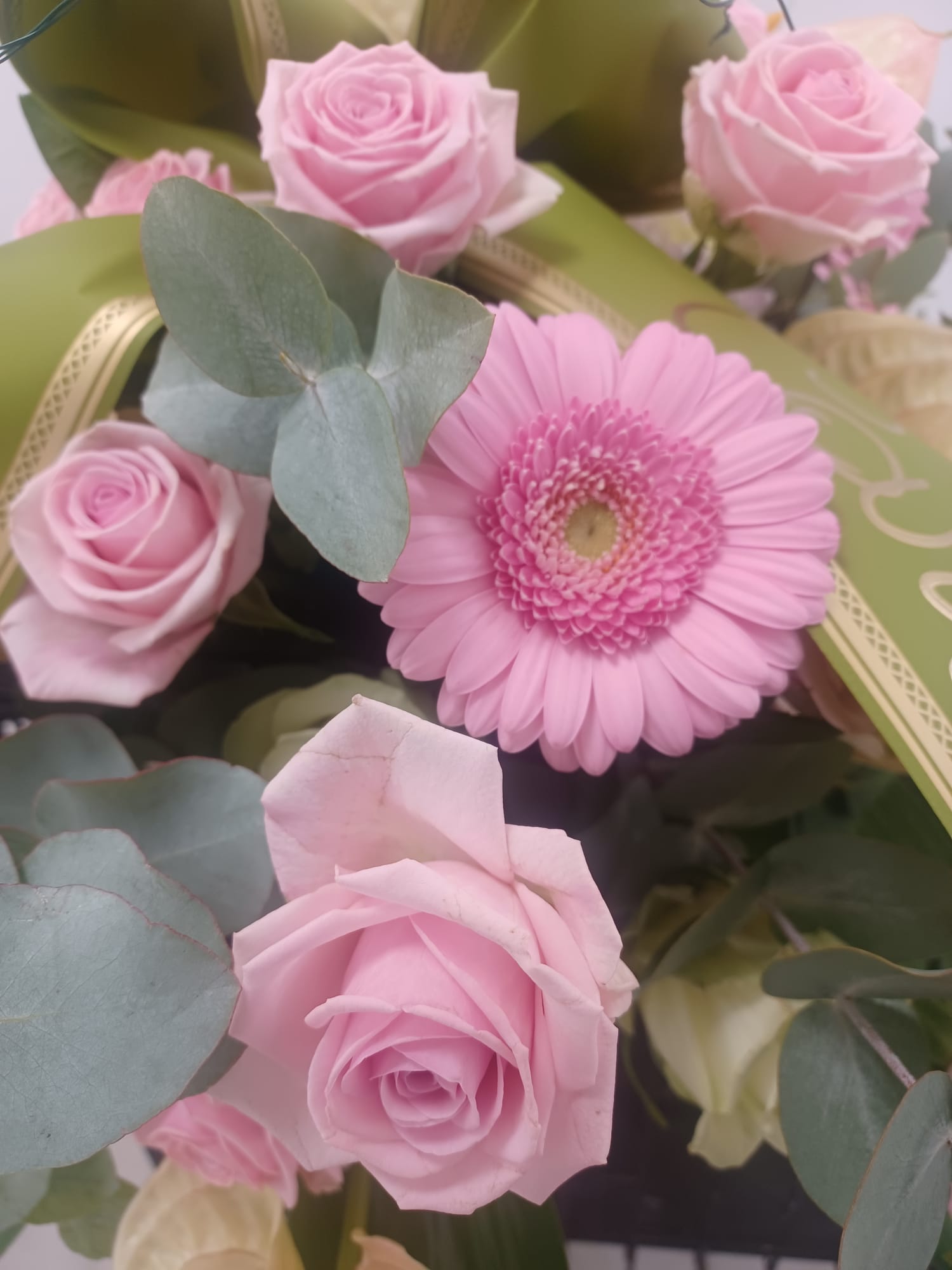 rose e gerbere rosa su corona funebre