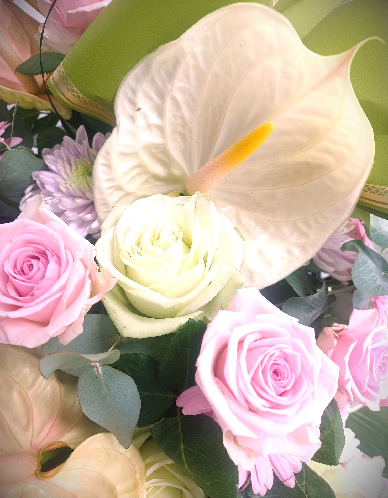 composizione fiori rosa e lilla con rose e anturio bianco