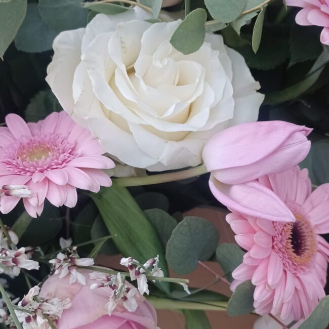 rose bianche e rosa e gerbere