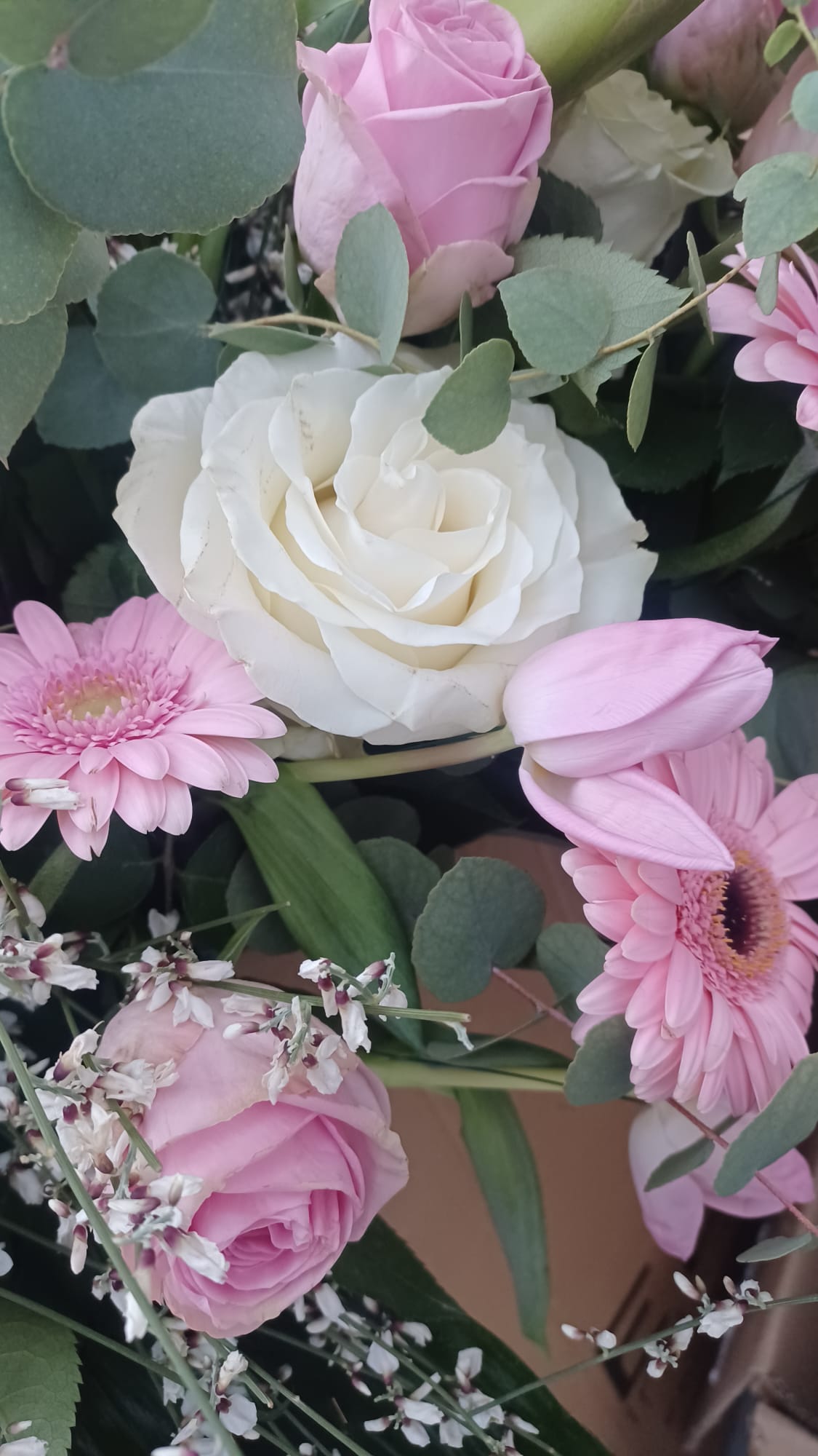 rose bianche e rosa e gerbere