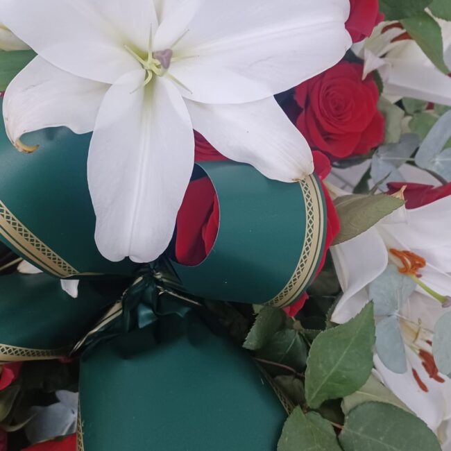 rose rosse e lillium bianchi per corona di fiori