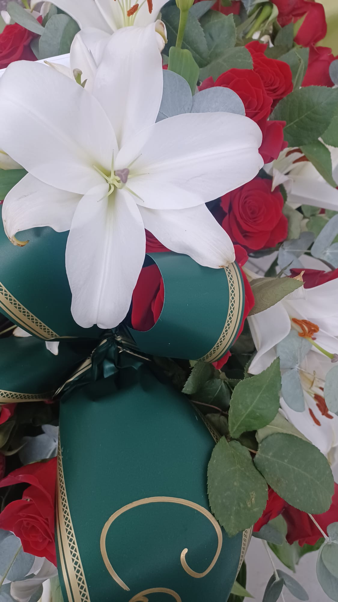 rose rosse e lillium bianchi per corona di fiori