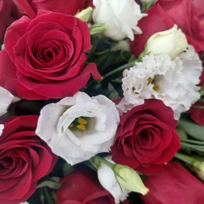 mazzo di fiori con rose rosse e bianche