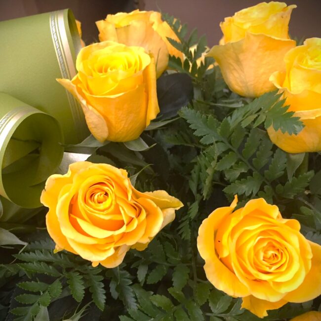 corona di fiori gialli per bara