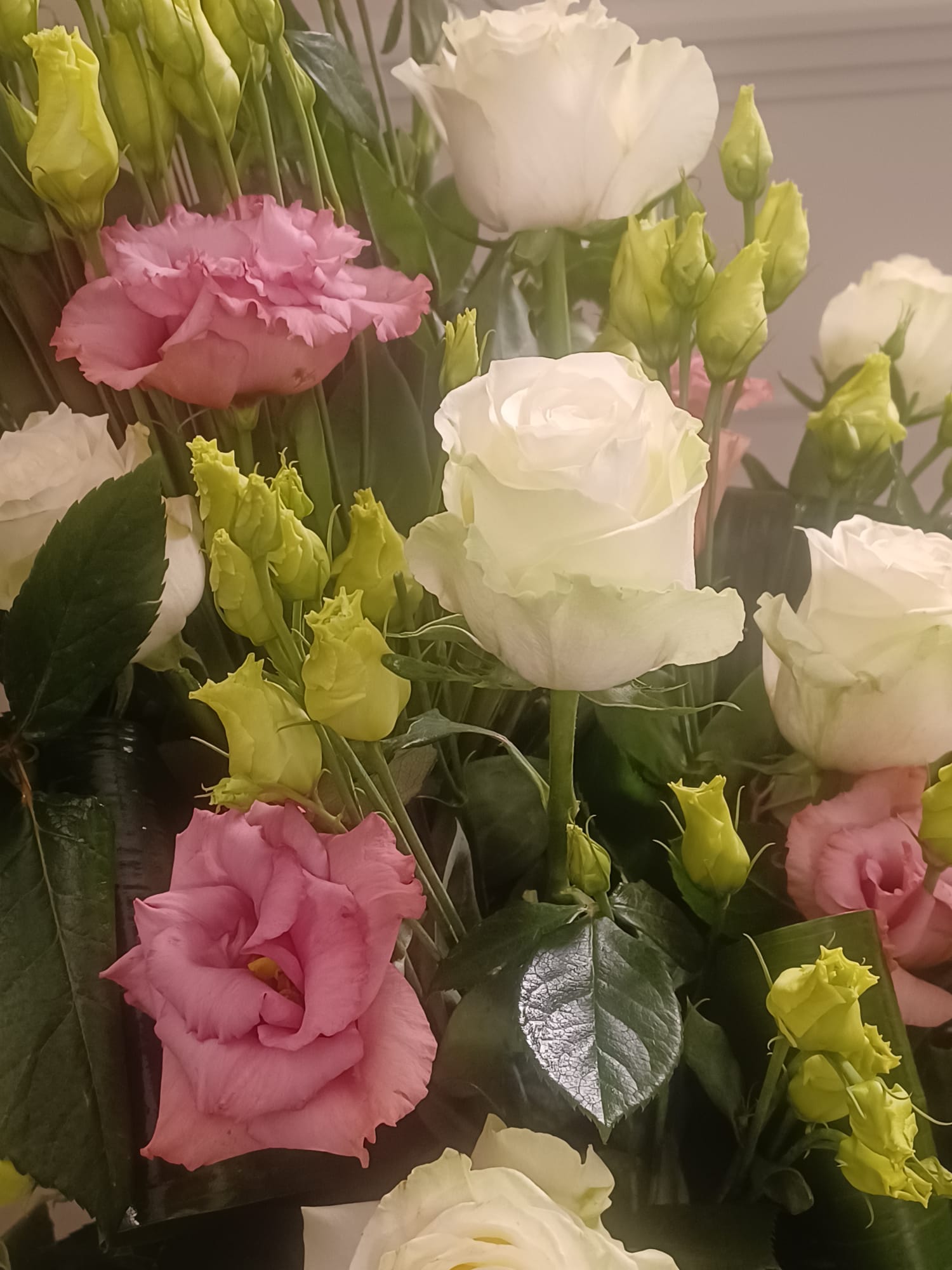mazzo di fiori per funerale composto da rose e lisianthus bianche e rosa