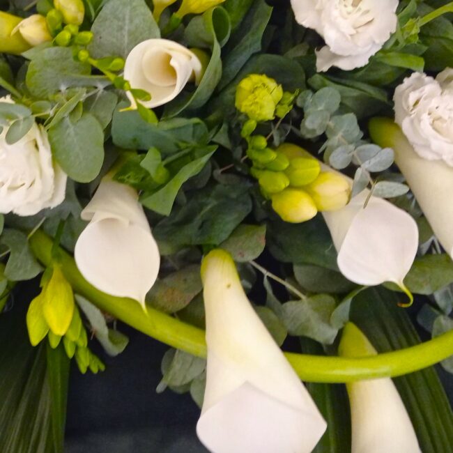 composizione floreale bianca con calle, roselline e fiori in bocciolo