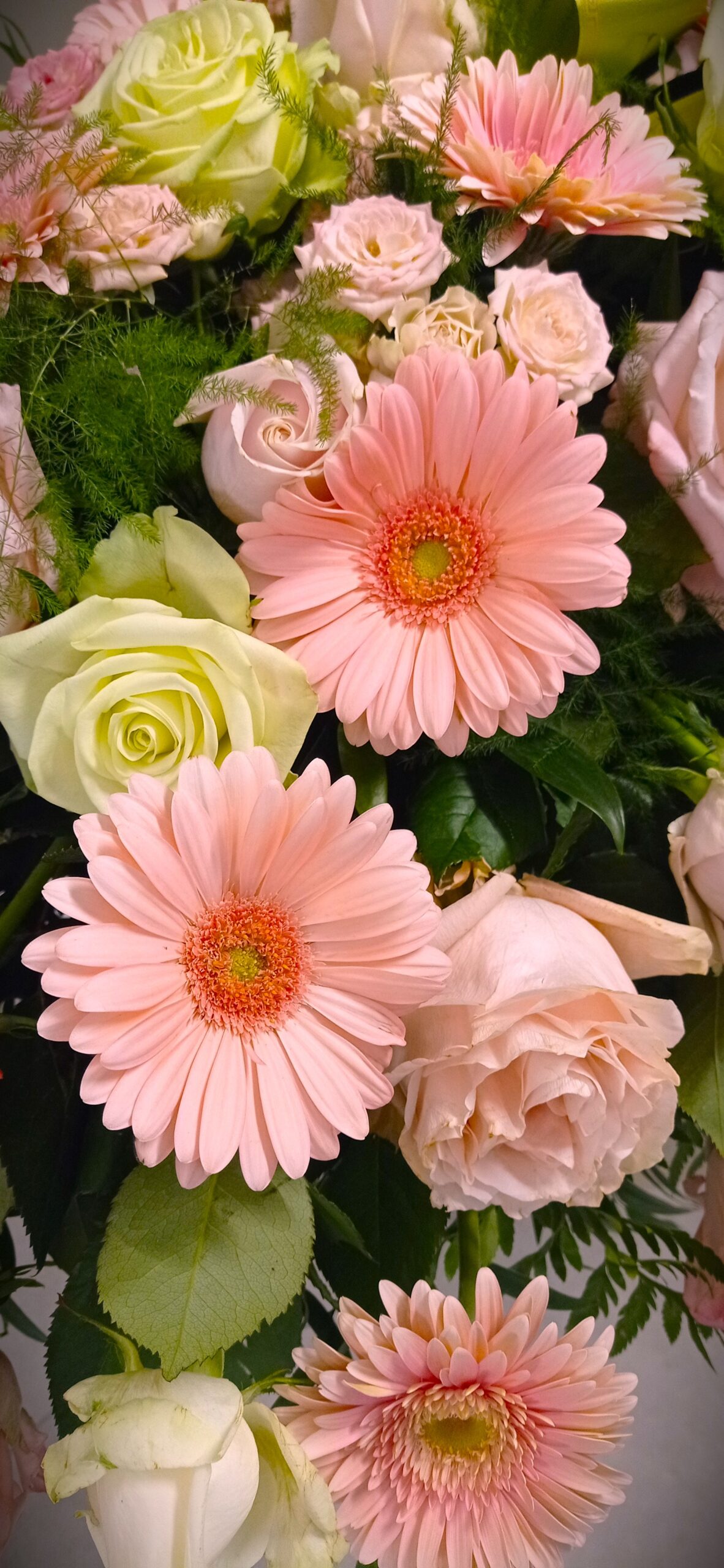 mazzo di fiori per bare con gerbere e rose rosa e bianche