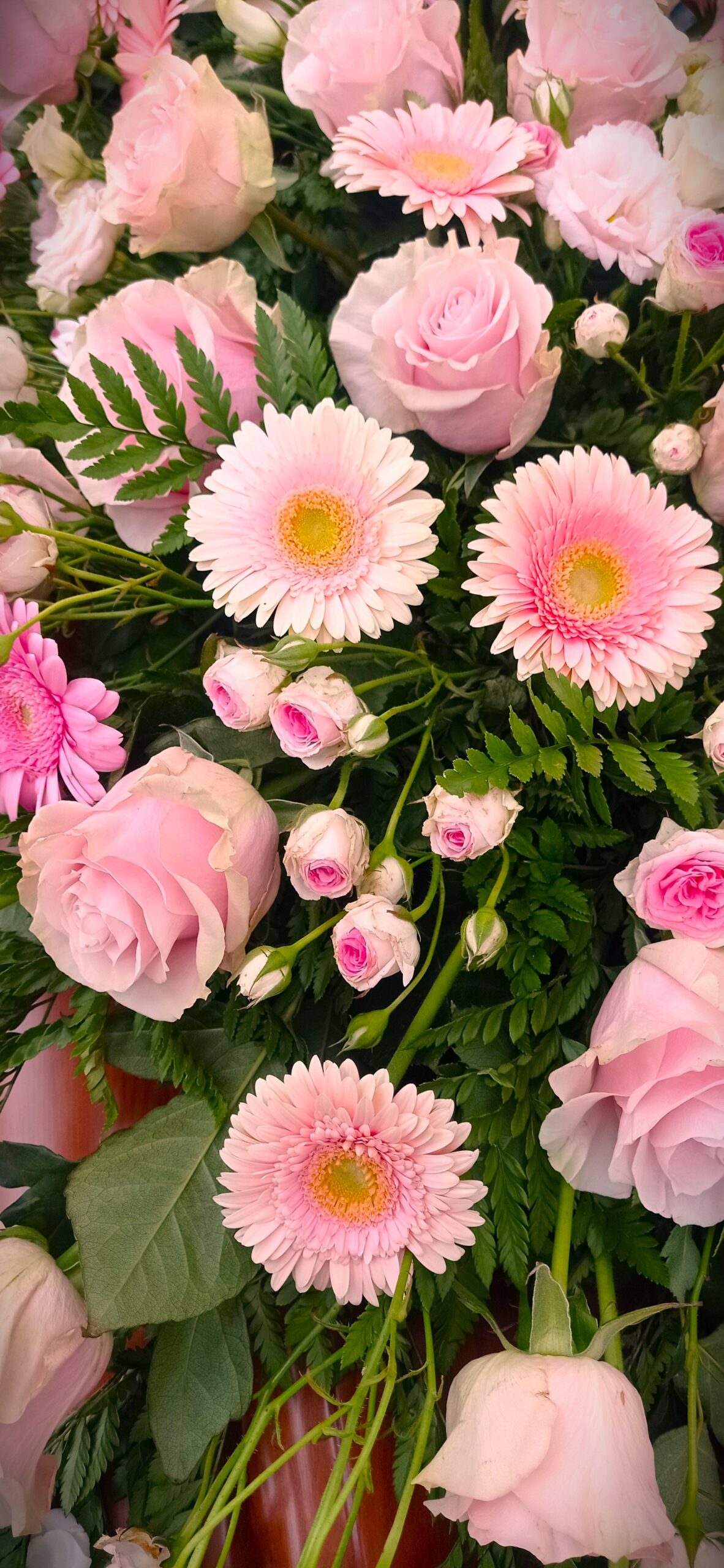 insieme di fiori misti rosa per composizione funebre