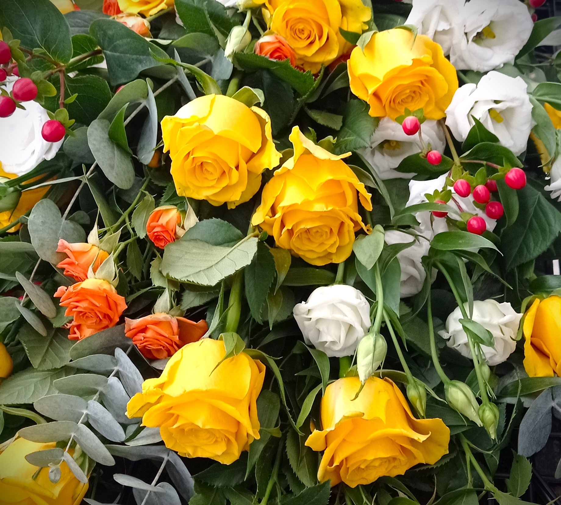 composizione di rose gialle, rancioni e rosa per corona di fiori funerale