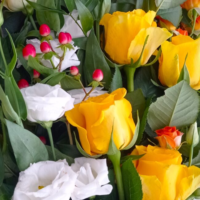 rose gialle e bianche in un mazzo per funerale