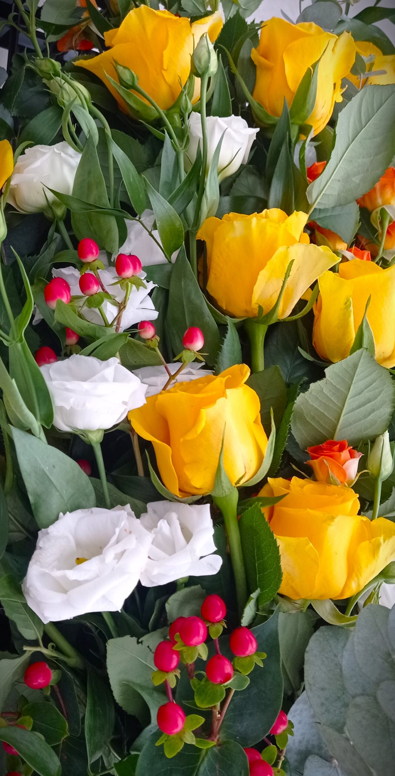 rose gialle e bianche in un mazzo per funerale