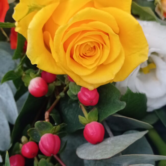 rose gialle in un mazzo di fiori misti