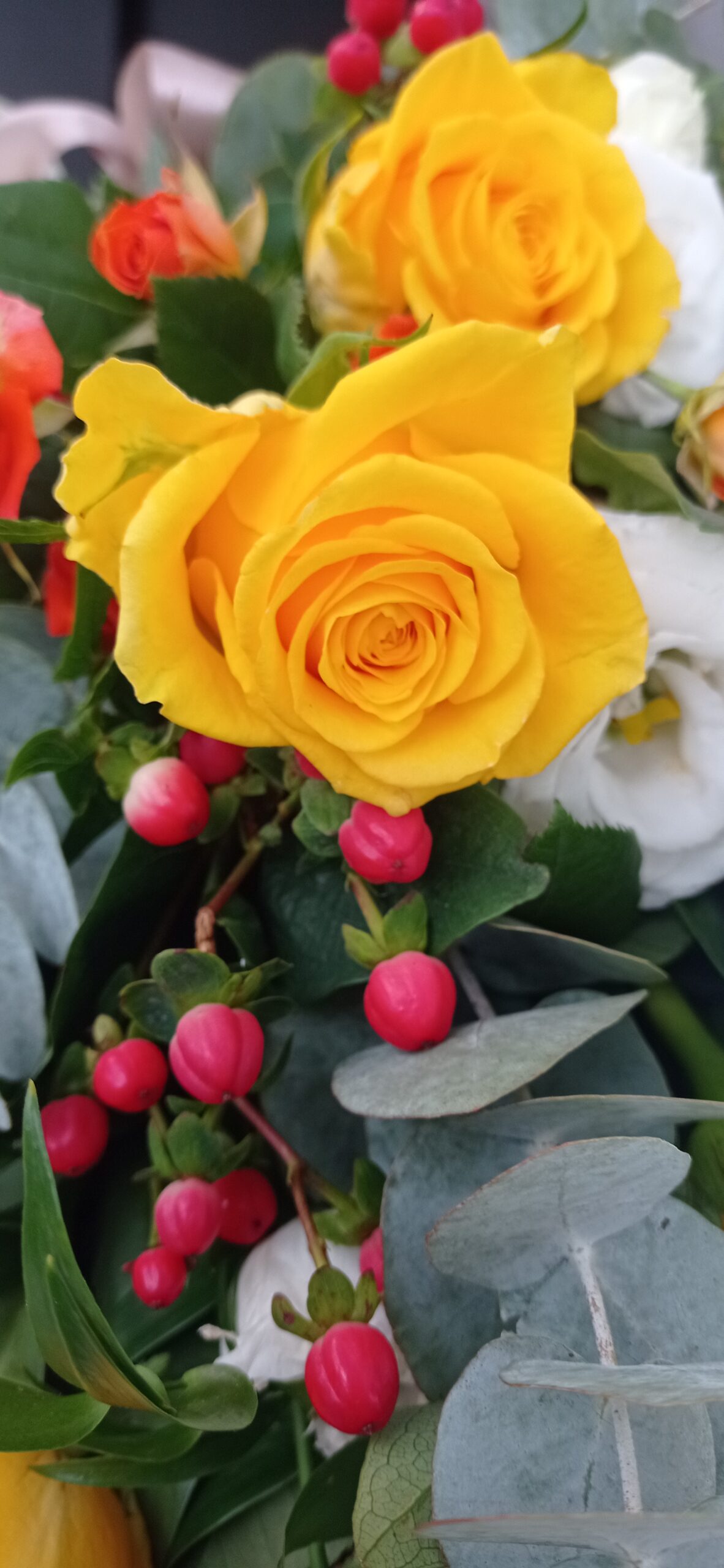 rose gialle in un mazzo di fiori misti
