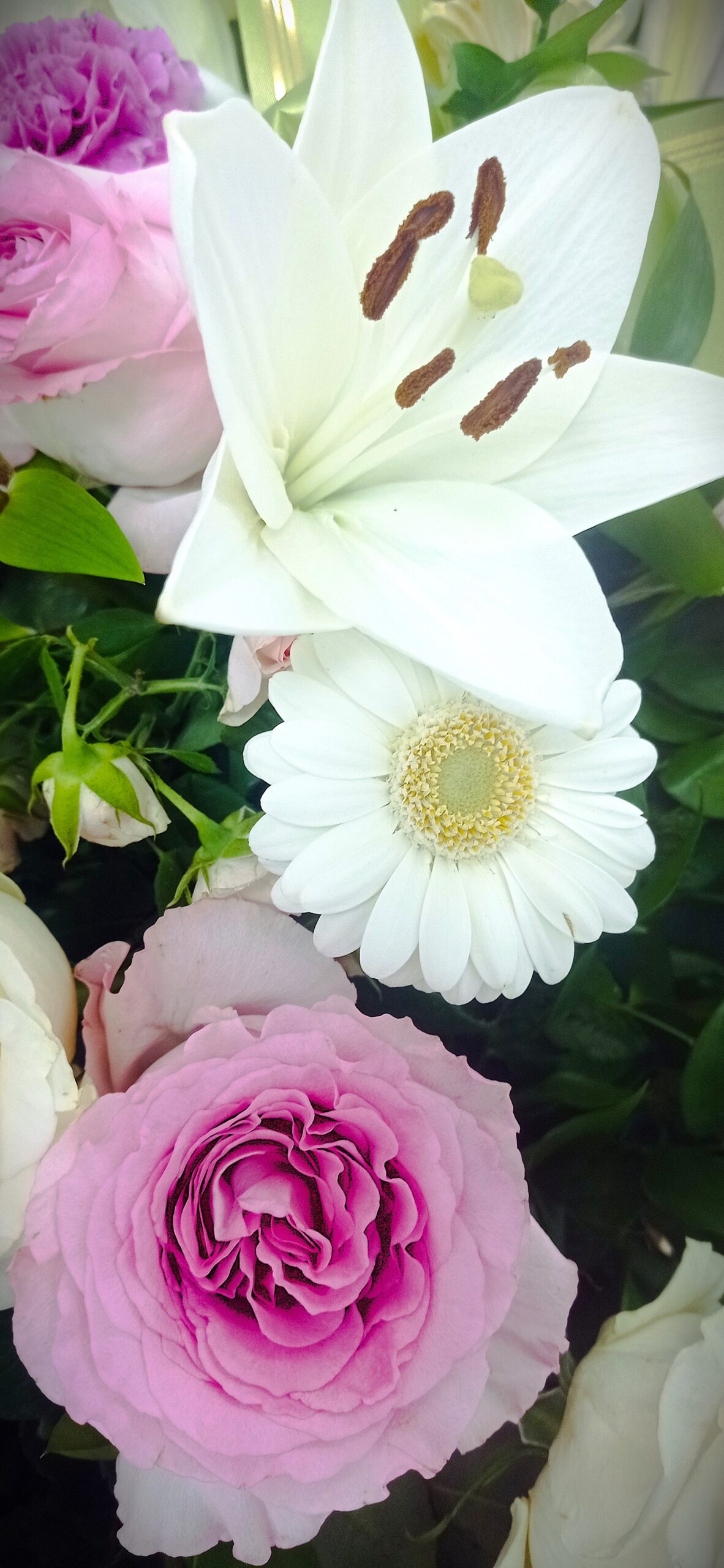 mazzo di fiori cimiteriali con lillium, gerbere e rose a cespuglio
