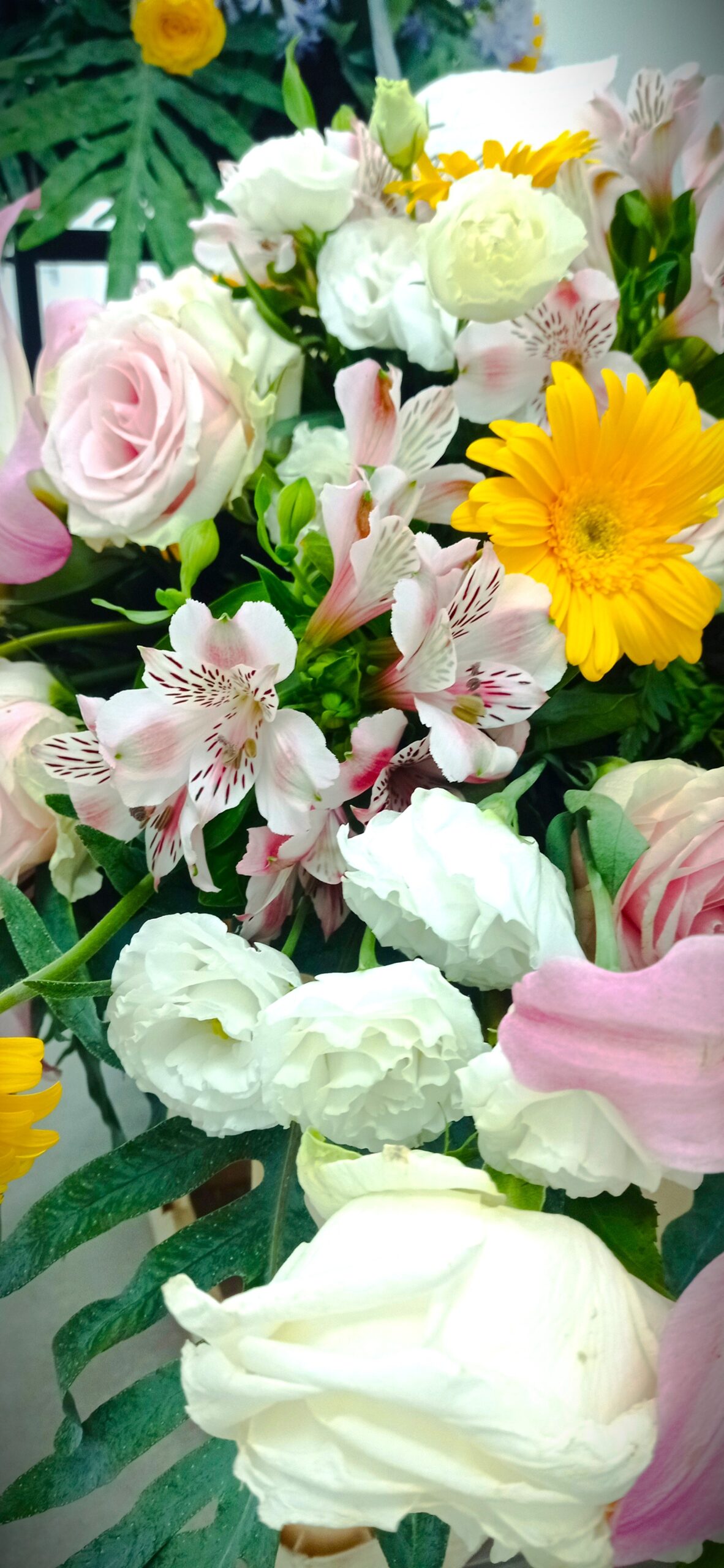 composizione fiori per bara con gerbere, rose e roselline bianche e rosa