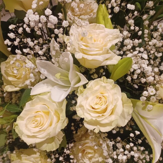 mazzo fiori composto da gypsophila bianca e rose bianche