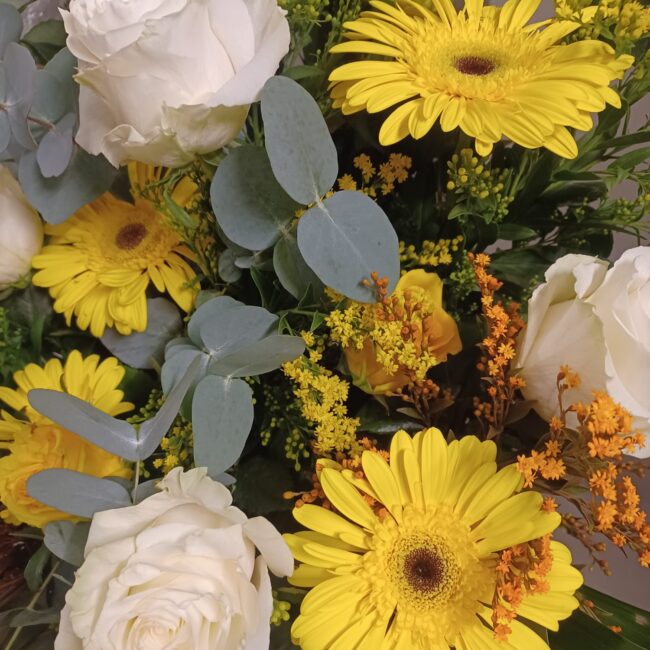 gerbere gialle e rose bianche per corona di fiori funebre