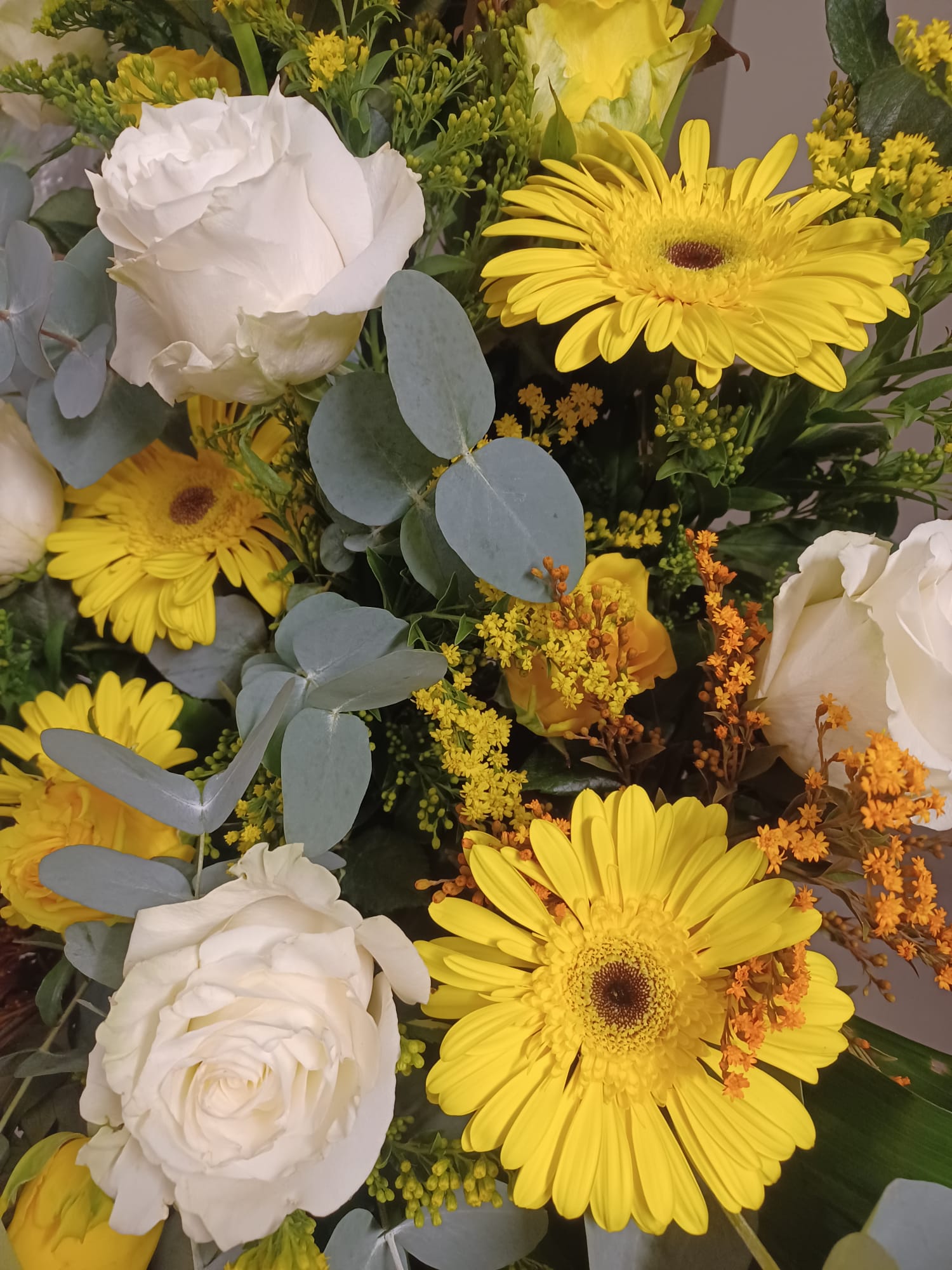 gerbere gialle e rose bianche per corona di fiori funebre