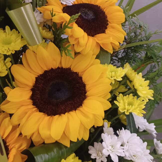 composizione di fiori gialli con crisantemi e girasoli