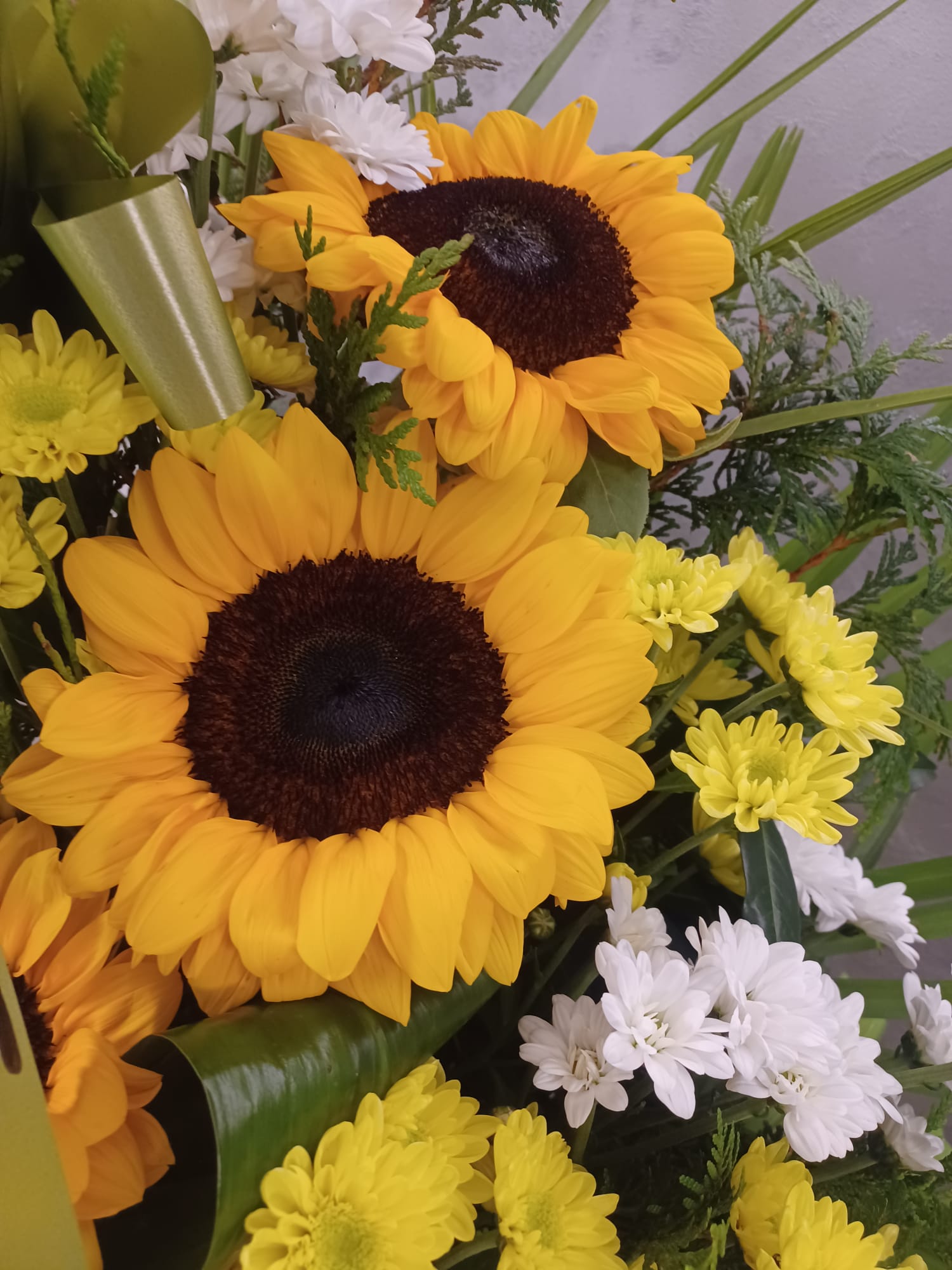 composizione di fiori gialli con crisantemi e girasoli