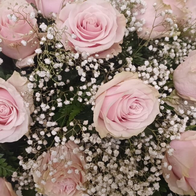 mazzo fiori di rose rosa e gypsophila bianca