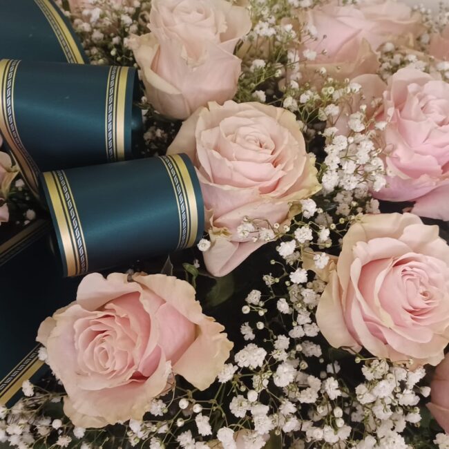corona funebre florale composta da rose rosa e gypsophila bianca